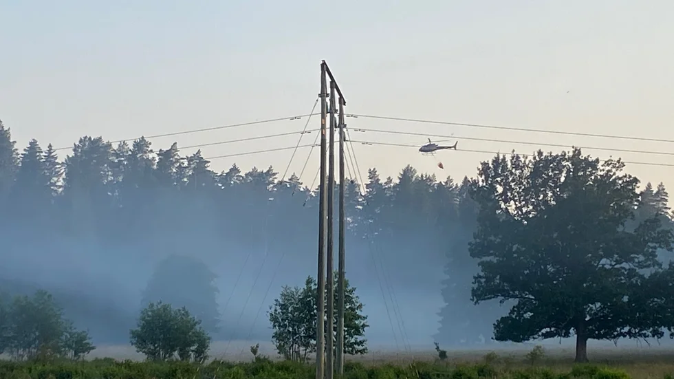 Maj har varit varm med mycket lite regn. Nu är risken för skogsbränder mycket stor i Östergötland. Bilden är tagen när helikoptrar bekämpade en skogsbrand mellan Borensberg och Klockrike förra sommaren.