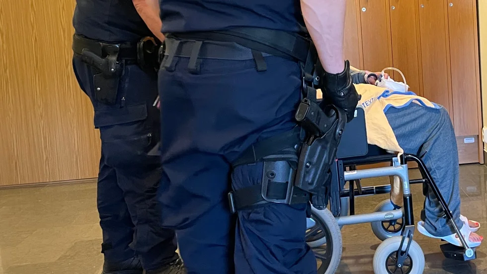 Vid tidigare häktningsförhandling dök kvinnan upp i rullstol.