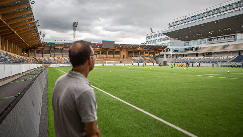 Dalkurd behövde spela sina hemmamatcher i Gävle de första två åren, vilket försvårade flytten ytterliggare. Från och med 2020 har de kunnat spela på det nybyggda Studenternas.