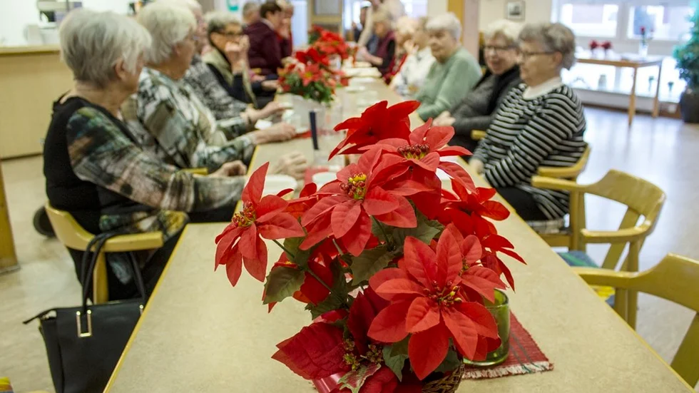 Runt 20 pensionärer brukar samlas på servicehuset Gjutaren för att äta lunch varje tisdag.