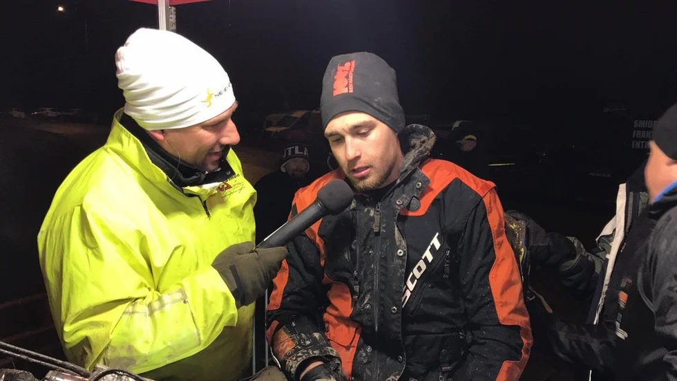 Eskilstunakillen Richard Alun intervjuas efter målgång. En trött, men mycket nöjd 26-åring.
