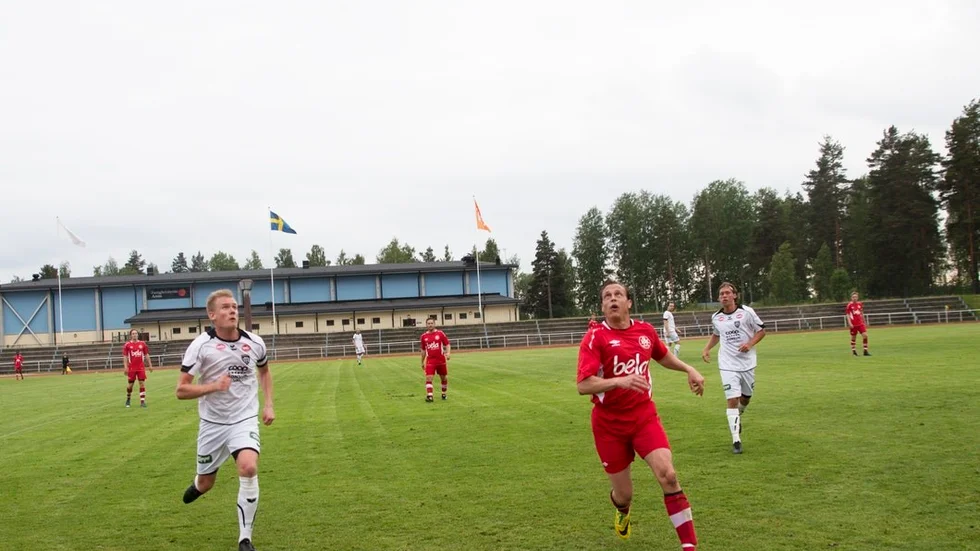 Redan från start gick det hett till under de bottenplacerade lagens match.