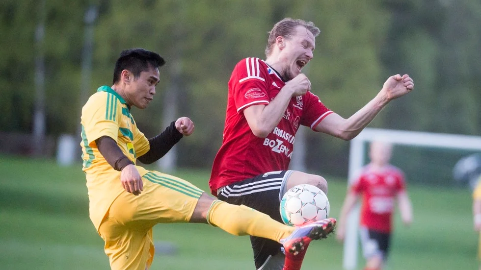 Lester Sarino är en av fyra spelare från Stallarholmen som provtränat med lokalkonkurrenten Viljan.
