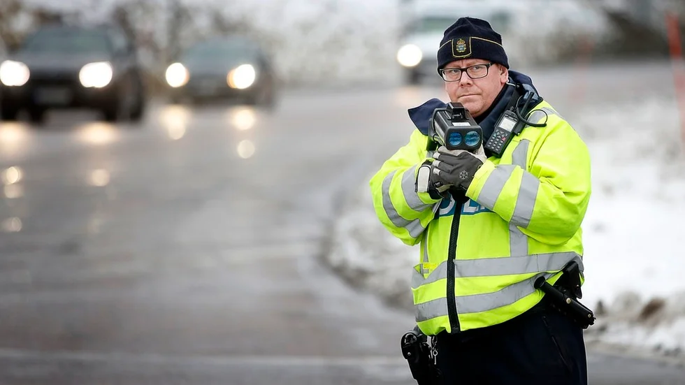 Tobias Jöhnemark med fartkameran i högsta hugg på Torshällavägen.
