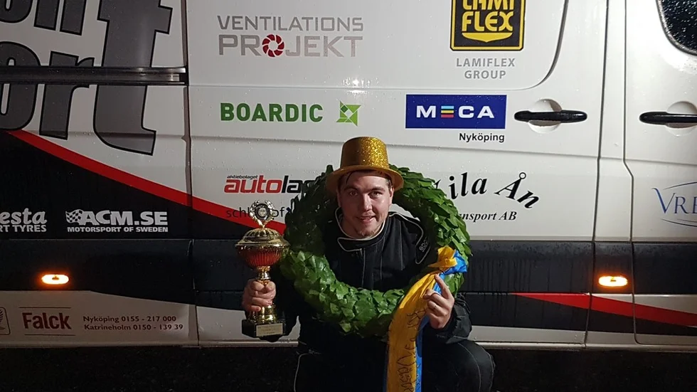 Rasmus med vinnarpokal och guldhjälm.