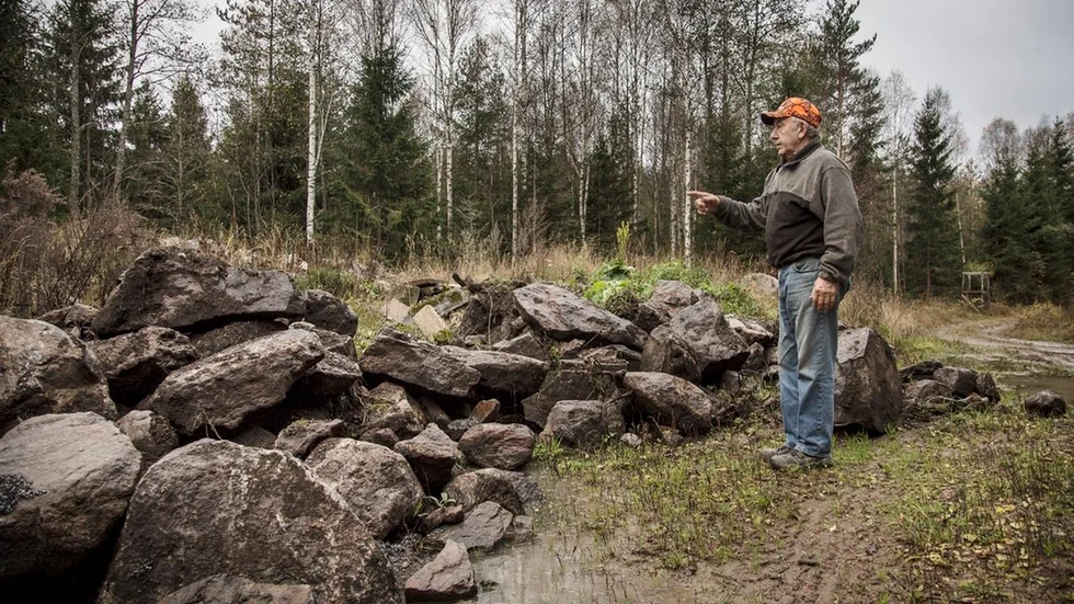 Hans Andersson har ett problem, någon har otillåtet använt deras dumpningsplats för skogsavverkningen.