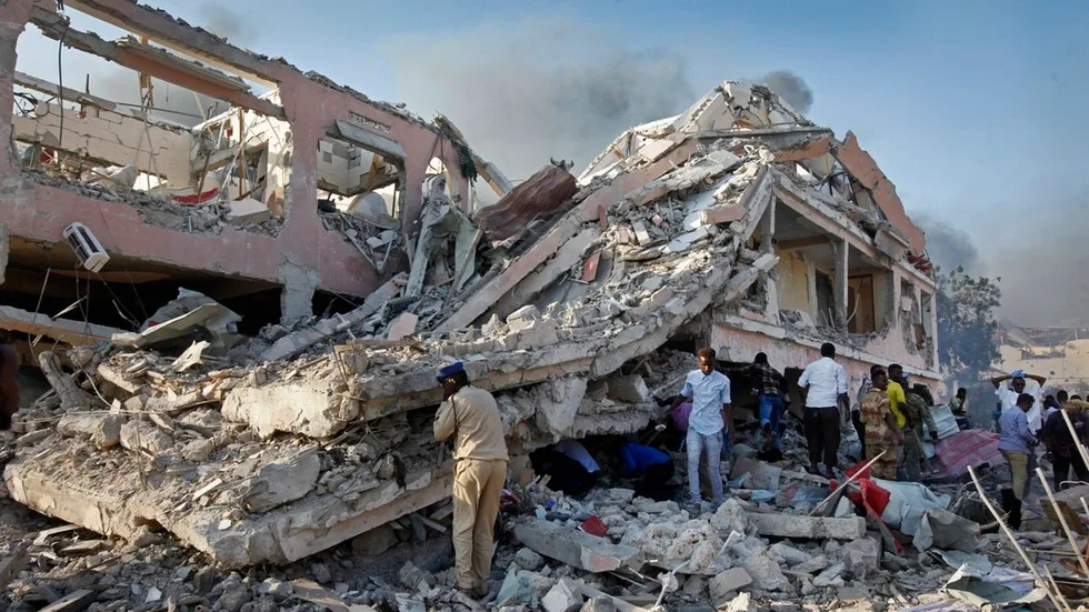 Över 300 personer uppges ha dödats och minst lika många skadats i helgens bombdåd i Somalias huvudstad Mogadishu. Saknade människor söks fortfarande i rasmassorna.