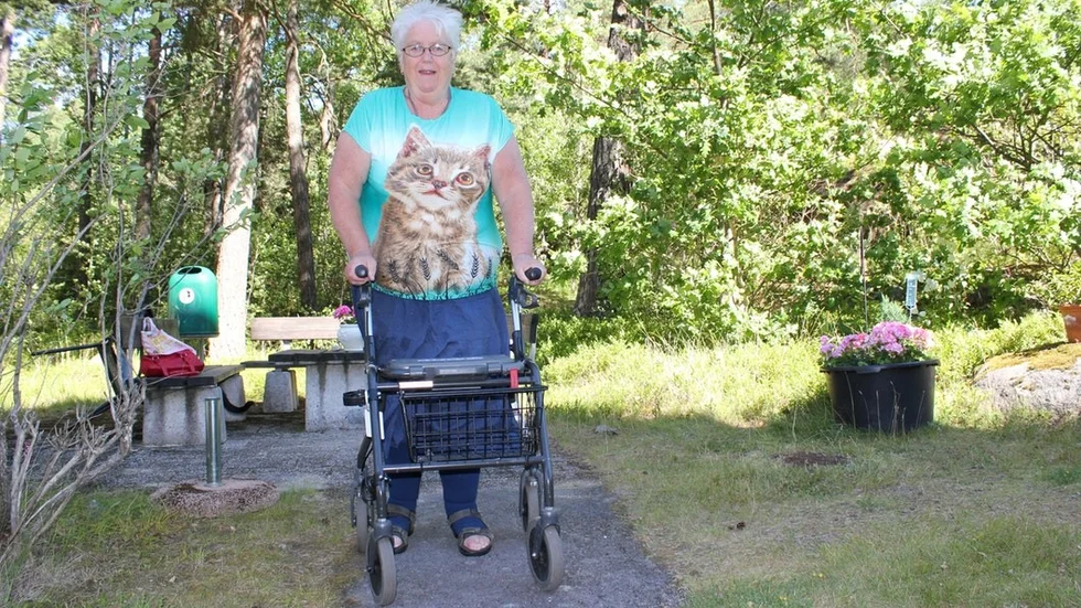 Det har varit många incidenter med den säkerhetsfarliga rullatorn, som Solveig Ingvarsson och uppemot 2 000 andra sörmlänningar fortfarande går runt med.