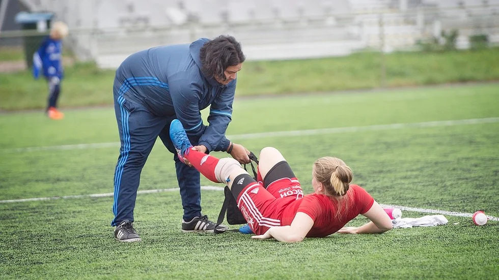Alva Sonander fick ett tråkigt avslut på sin match mot BP. Efter 25 minuters spel gick hon i närkontakt med en motståndare och båda spelarna blev liggande kvar på planen. Alva fick senare utgå...