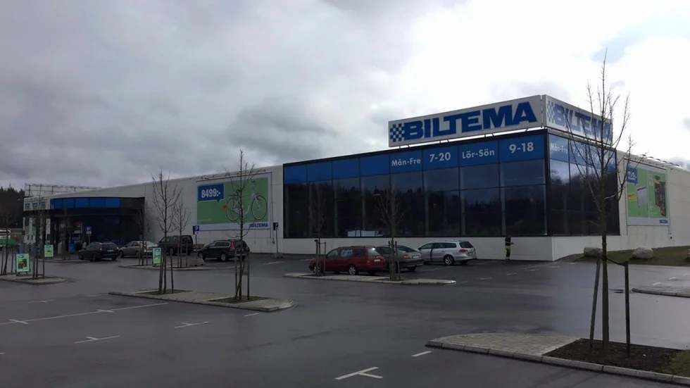 På en parkeringsplats bakom Biltema i Katrineholm tvingades en kvinna till oralsex efter att 25-åringen hotat sprida sexfilmer av henne.