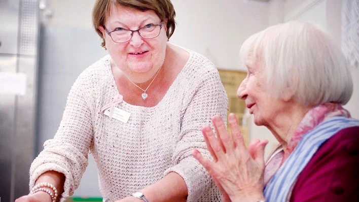 Hon hade tänkt att gå i pension i mars, men för att Tunagårdens boende ska få fira påsk ordentligt stannar Jane Lindström kvar en månad extra, något Dagny Allmér är tacksam över.