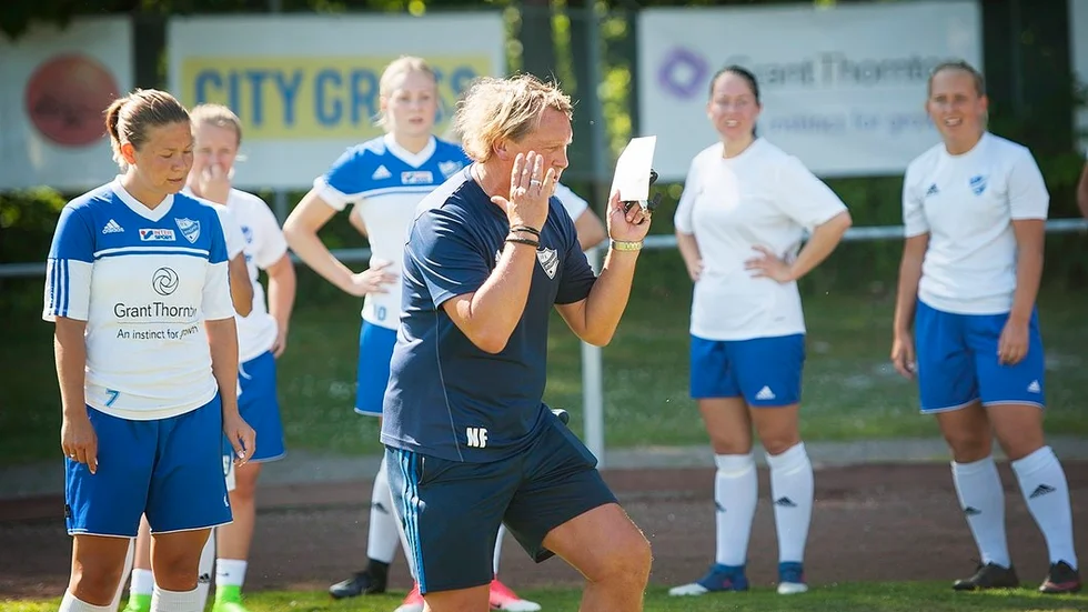 Åt det hållet ska vi! Neil Franklin ledde engagerat IFK-spelarna på lördagens träning.