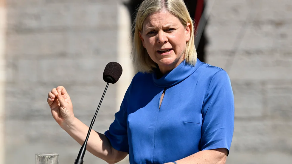 Statsminister Magdalena Andersson (S) på en presskonferens på Sankt Hansskolans skolgård i Visby.