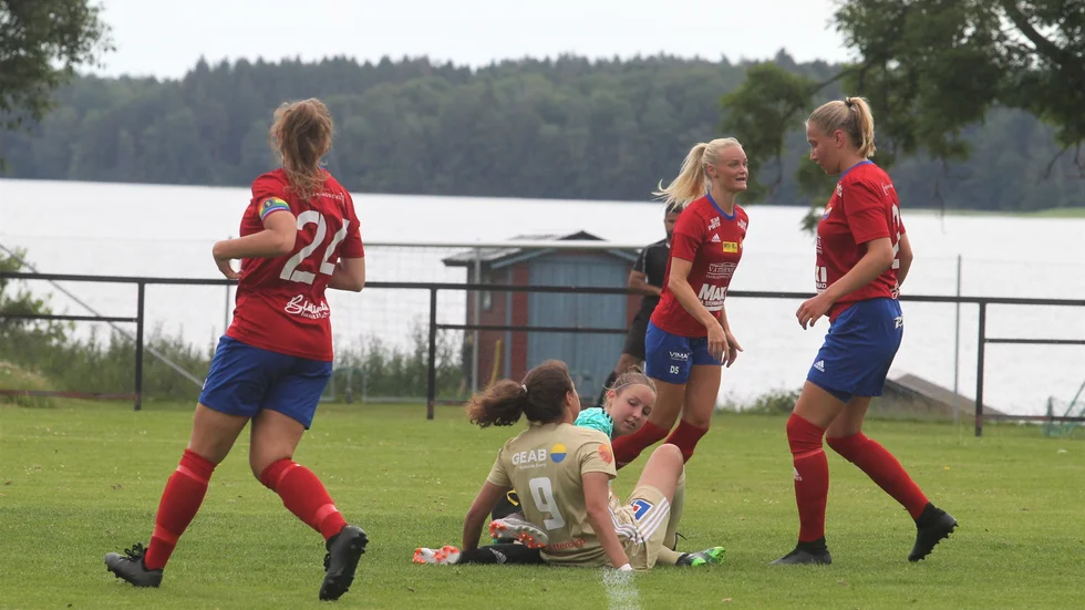 Borens IK:s nya målvakt Agnes Stenlund stoppar P18-spelaren Maria Sanchez Hali, med hjälp av försvarsspelarna. Stenlund fick poäng i MVT-ligan i den här matchen.