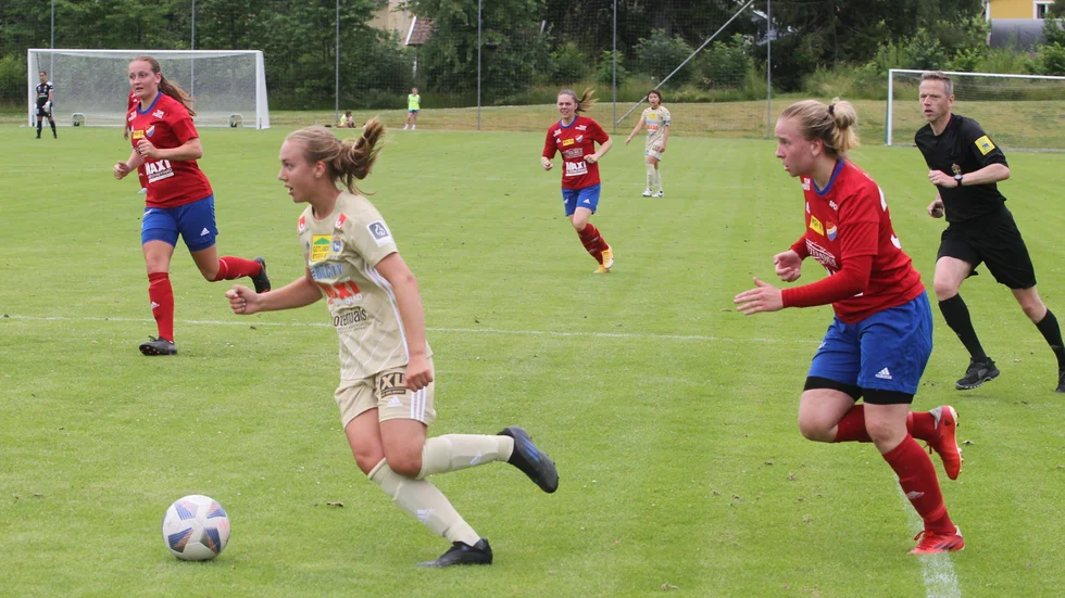 P18 P18 vann mot Borens IK och klättrar i division 1-tabellen. Här vänsterbacken MInna Lindgren som drar fram.
