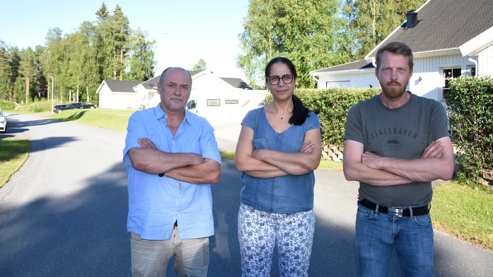 Boende på Humlevägen i Rutvik gillar inte kommunens planer på ett nytt arbetsplatsområde på andra sidan Rutviksvägen. Janos Szabo, Margit Farkas och Peter Henriksson är några kritiker.