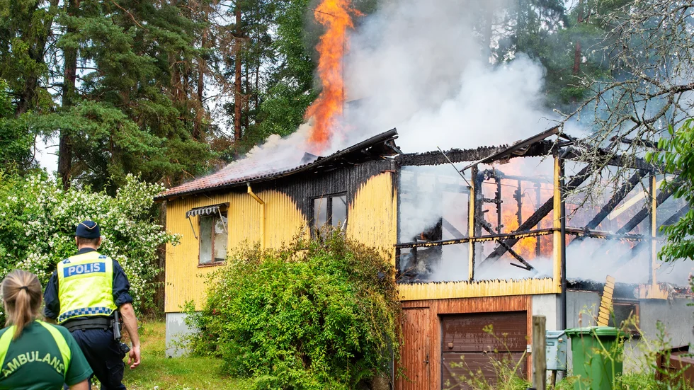 Räddningstjänsten beslöt att låta huset brinna ner.