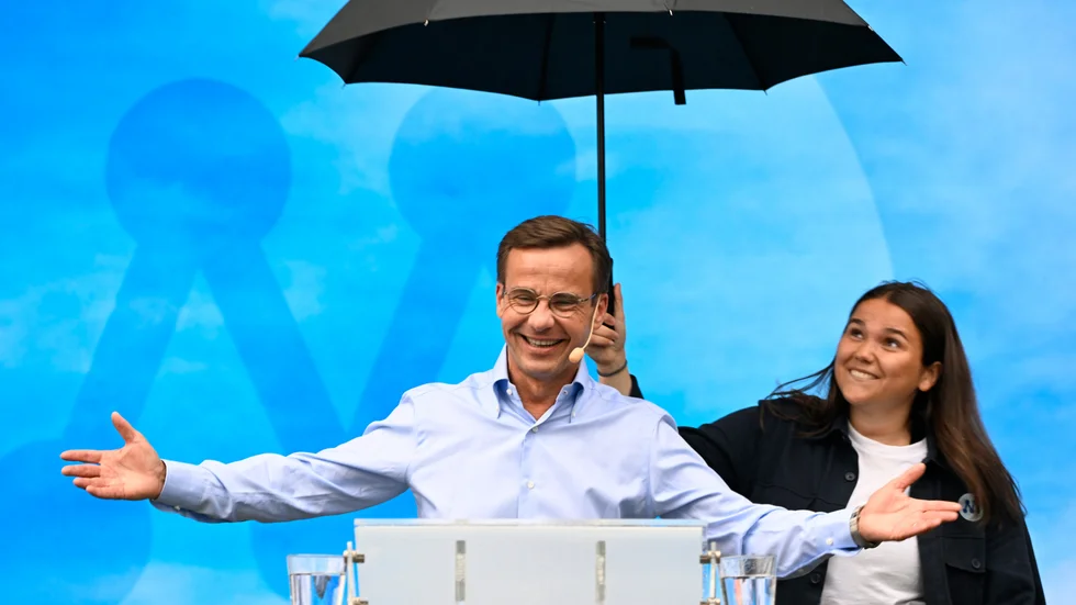 Ulf Kristerssons tal inleddes i regnet men övergick till uppehåll. En märklig parallell till Moderaternas valstrategi att inte lova sol men att få regnet att upphöra.