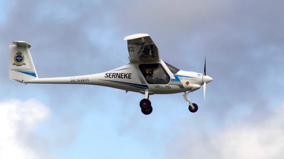 Här flyger ett av trafikflygskolan Green Flight Academys tre elflygplan på Skellefteå Airport. Utbildningen startar under andra halvan av augusti.