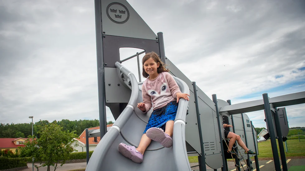 Celine Lilja, 9 år, tycker att den nya lekplatsen i Stenbro är väldigt rolig.