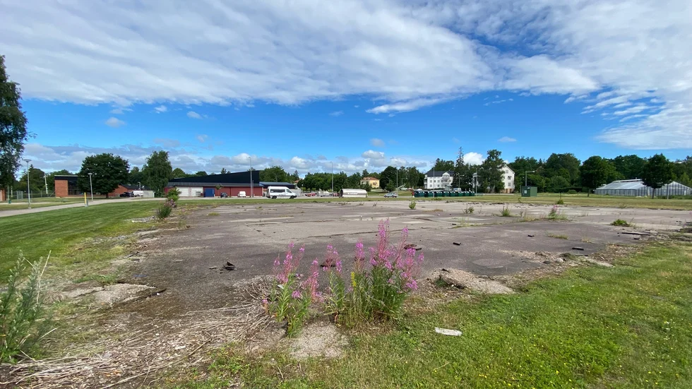 Här låg en ishockeyrink som flyttats för att det skulle byggas 110 lägenheter på platsen. Nu läggs byggprojektet i Örbyhus på is på obestämd framtid.