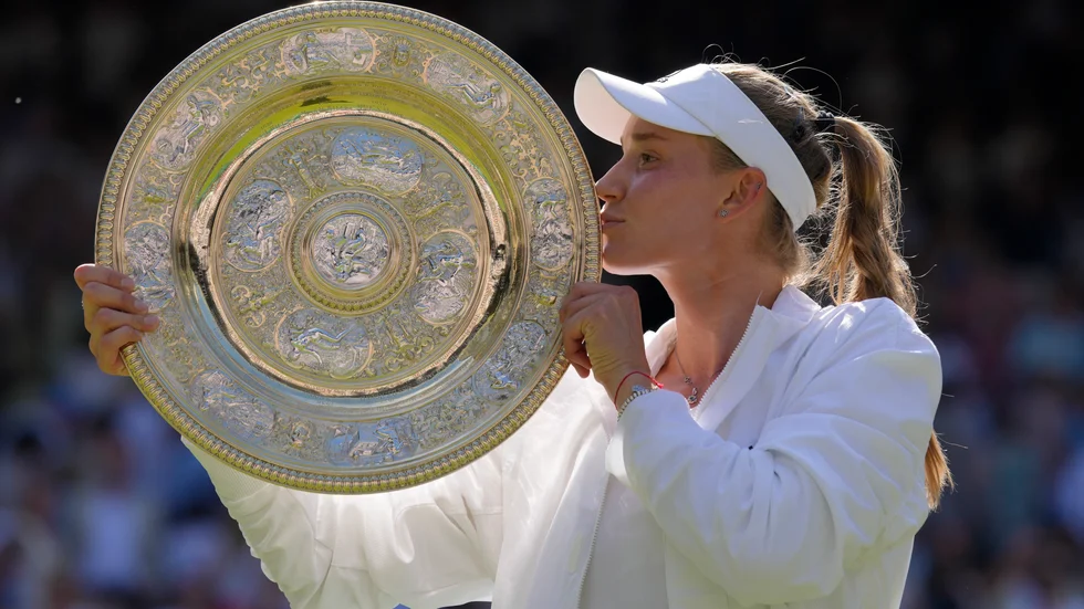 Jelena Rybakina skrev historia och vann Wimbledon genom att finalslå Ons Jabuer med 2–1 i set.