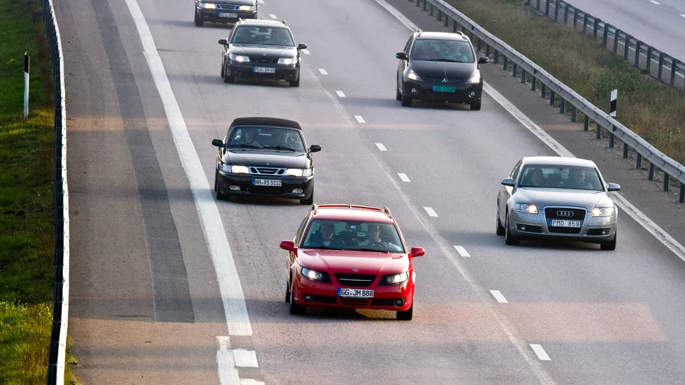 Bilen, i framtiden känns den kanske lika opassande att nyttja där andra vistas som en cigarett, eller kanske blir den mera att likna vid en häst – inte längre det främsta transportmedlet utan bara ett fritidsintresse för entusiaster?