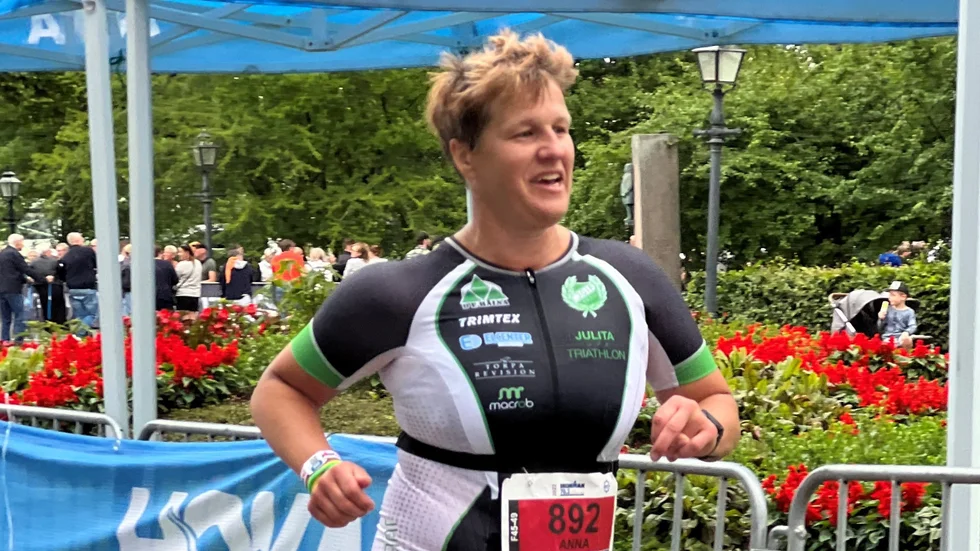 Anna Löwegren på väg mot mål och en sluttid strax under sex timmar i Jönköpings halv ironman, där hon var en av nio deltagare från Julita.