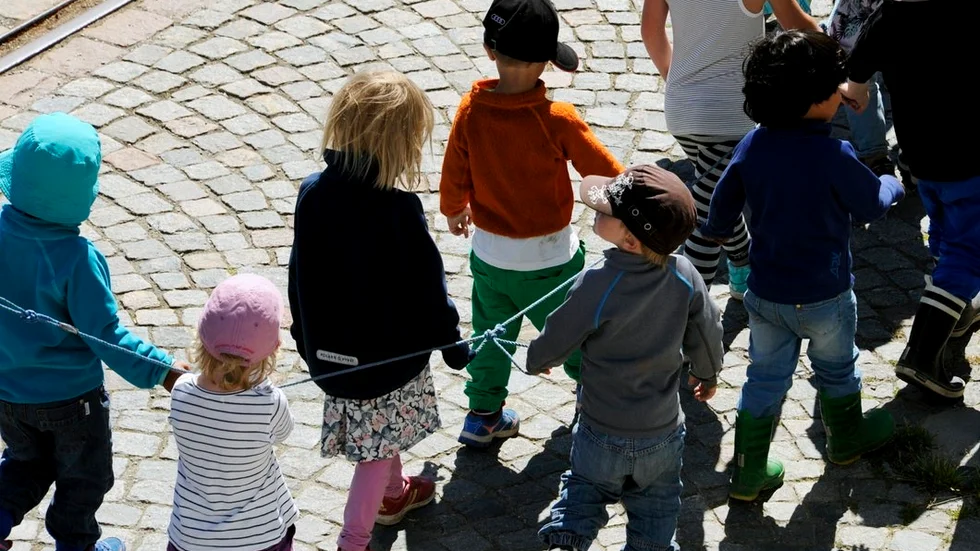 I en del kommuner får barn till föräldralediga vara på förskolan i 15 timmar i veckan. I andra 40. Rättvist eller orimligt?
