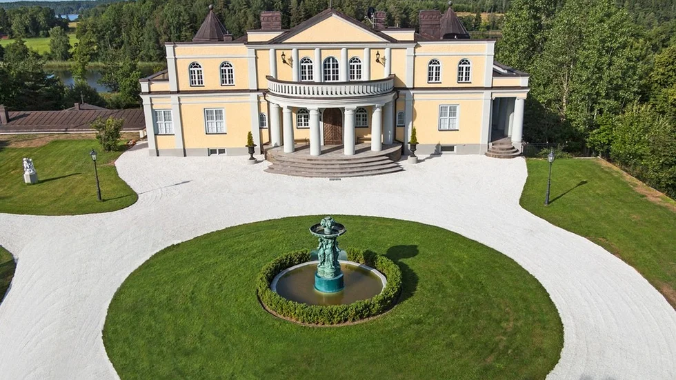 Gården Hammartorp ligger vid sjön Båven.