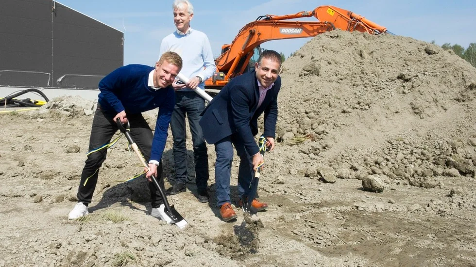 Daniel Bock (Bocks fastighet), Arif Korkut (Biloteket) och Claes Bredberg (Bredberg bygg) vid marken där Bilotekets nya anläggning ska byggas. Runt årsskiftet räknar man med att vara klara.