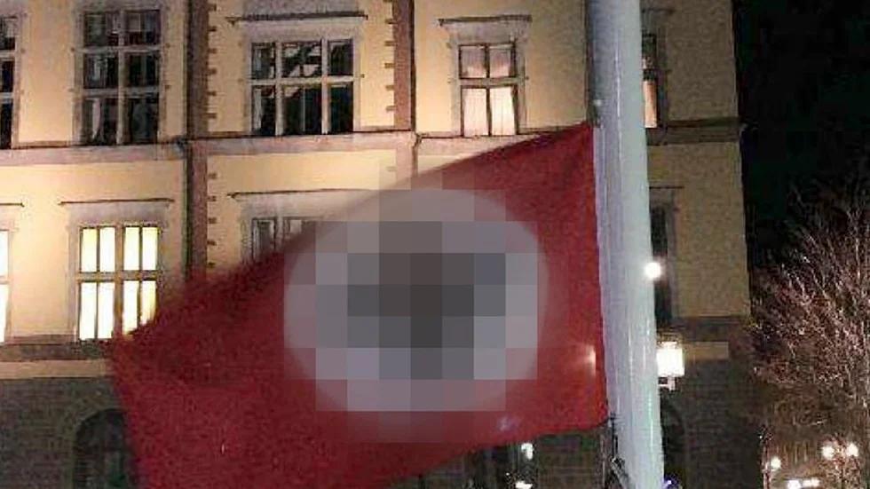 Flagghissningen utanför Stadshuset på Fristadstorget upptäcktes av polisens övervakningskameror vid tretiden på natten.