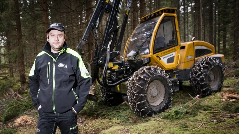 Jon Andersson gör den första och andra gallringen. Han gillar att arbeta ensam och styra sin tid. Till lunch äter han mackor utan smör, ibland lyssnar han på en ljudbok och varje dag har han med sig en termos med 1,2 liter kaffe ut i maskinen.