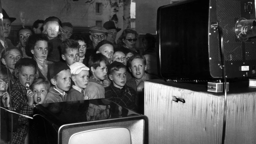 Det var lättare i televisionens gryning 1954. Ingen ohanterlig fjärrkontroll, inga kanalbråk. Och på den tiden behövdes inga lösenord och koder för att klara tillvaron. Bilden är från en radiobutik i Stockholm och har varit publicerad i boken "Så var det". Foto: Tore Falk