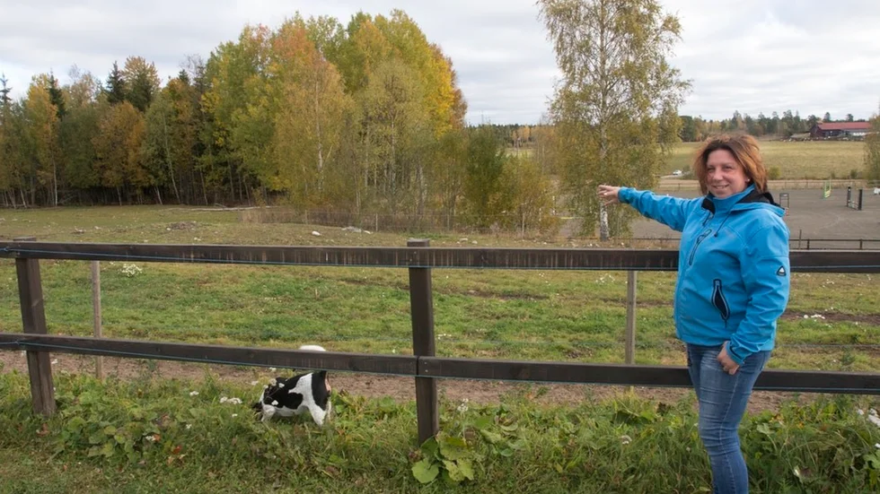 Marie Lindkvist pekar mot den plats där det nya ridhuset ska börja bggas under 2017.