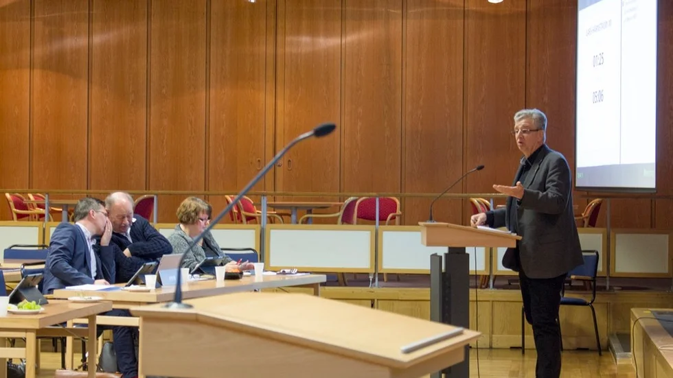 Lars Härnström (M) ser gärna samtal med SD, men trycker på skillnaden mellan samtal och samarbete.