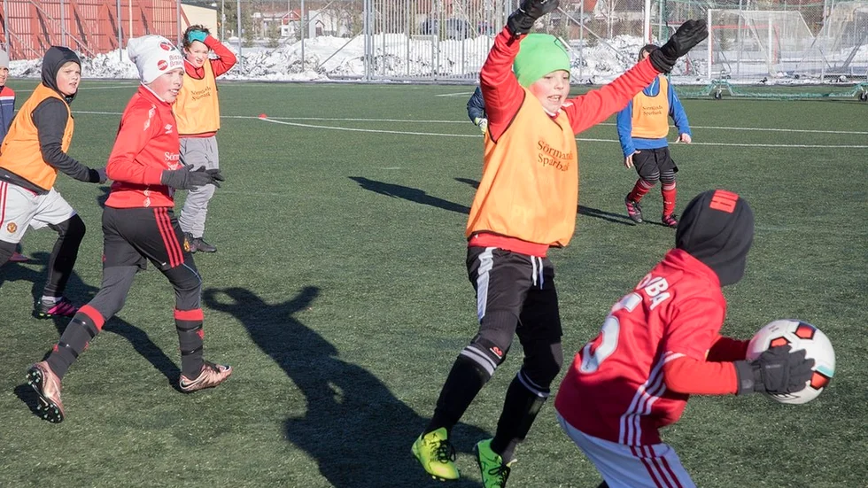 Backavallens konstgräs är den dagliga rutten för fotbollskära barn under sportlovet.