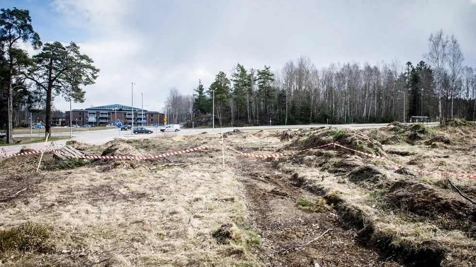 Nu ska Stockholms Länsmusuems arkeologer snart börja gräva i Oppeby, vid det gamla mejeriet.