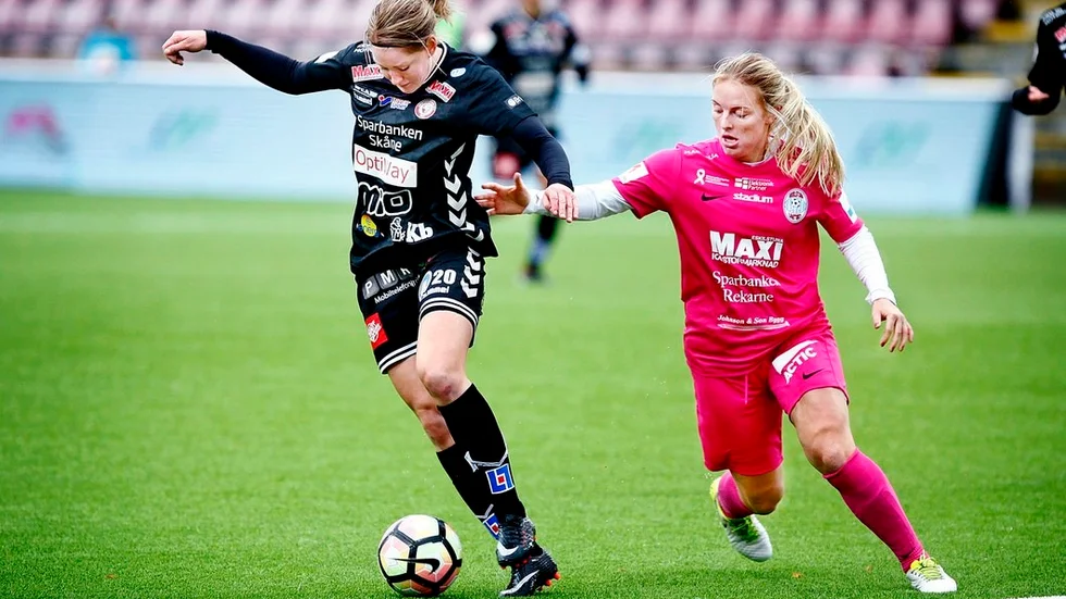 Kristianstads landslagsback Mia Carlsson vinner här en duell mot Mimmi Larsson.