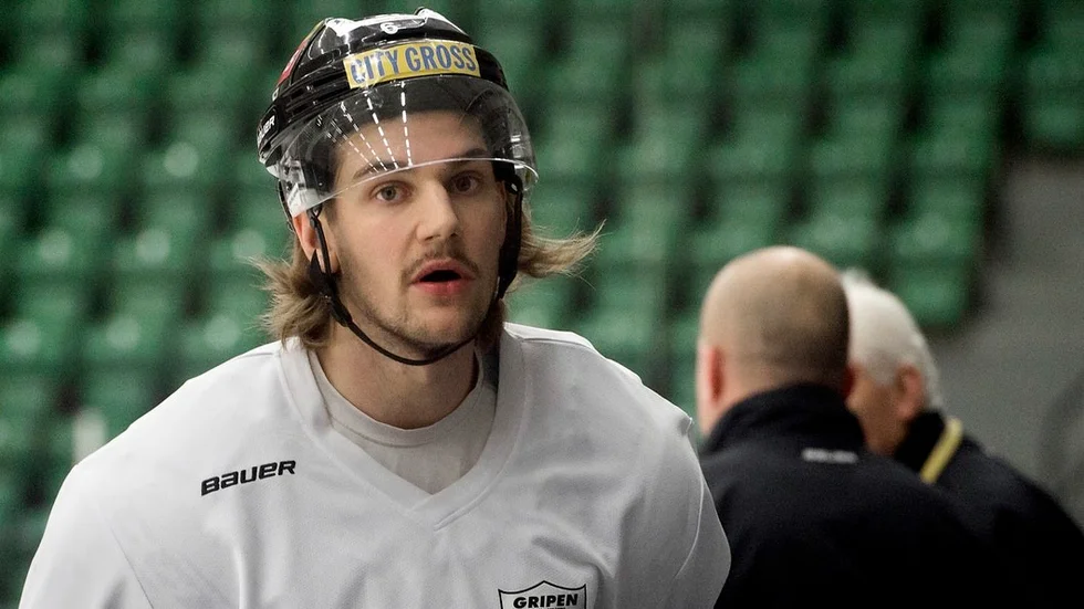 Adam Thim kan liksom Gripentränarna Jens Öhling och Owe Holmberg i bakgrunden konstatera att det på papperet är en jämn och rolig kvalserie som väntar med start hemma i Rosvalla på söndag.
