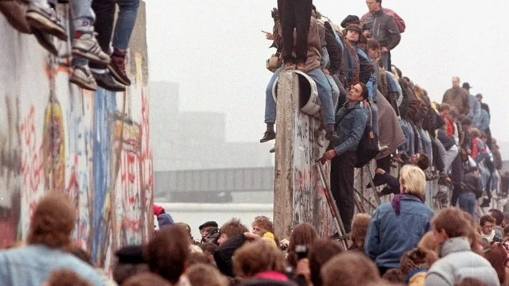 Knappt 30 år efter Berlinmurens fall är det liberala samhället åter under hård attack från krafter som vill försvaga dess hörnstenar, skriver Fredrik Lundgren (L).