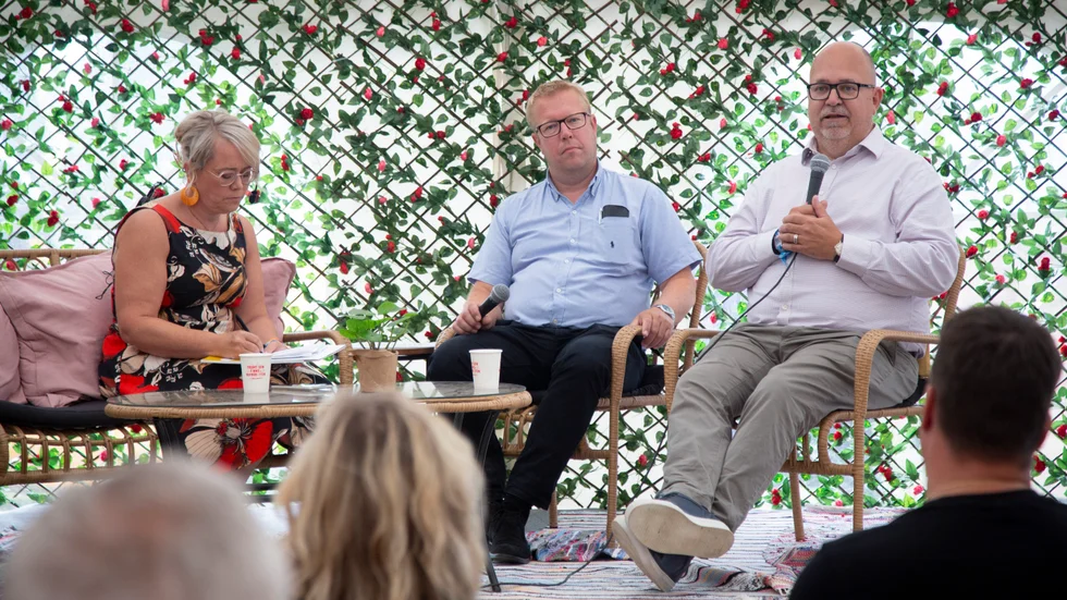 Riksdagsledamoten Hannah Bergstedt (S), IF Metalls förbundssekreterare Martin Gunnarsson och näringsminister Karl-Petter Thorwaldsson (S) snackade industripolitik under Noliamässan i Piteå.