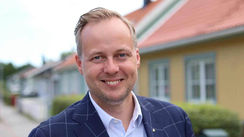"Det går att nå rätt höga befolkningssiffror även genom att bygga många villor och radhus. Men staten behöver leverera sin del av fyrspårsavtalet för att vi ska kunna fortsätta utveckla Knivsta på ett trivsamt och hållbart sätt", säger Thor Övrelid (M).