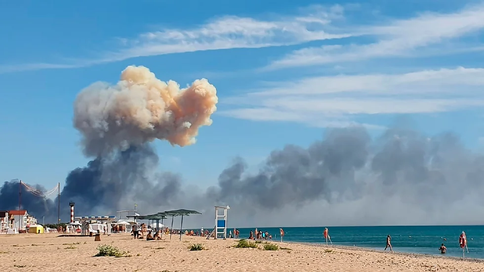 Rök ses stiga upp mot himlen efter explosioner på flygbasen Saky på Krimhalvön under tisdagen.