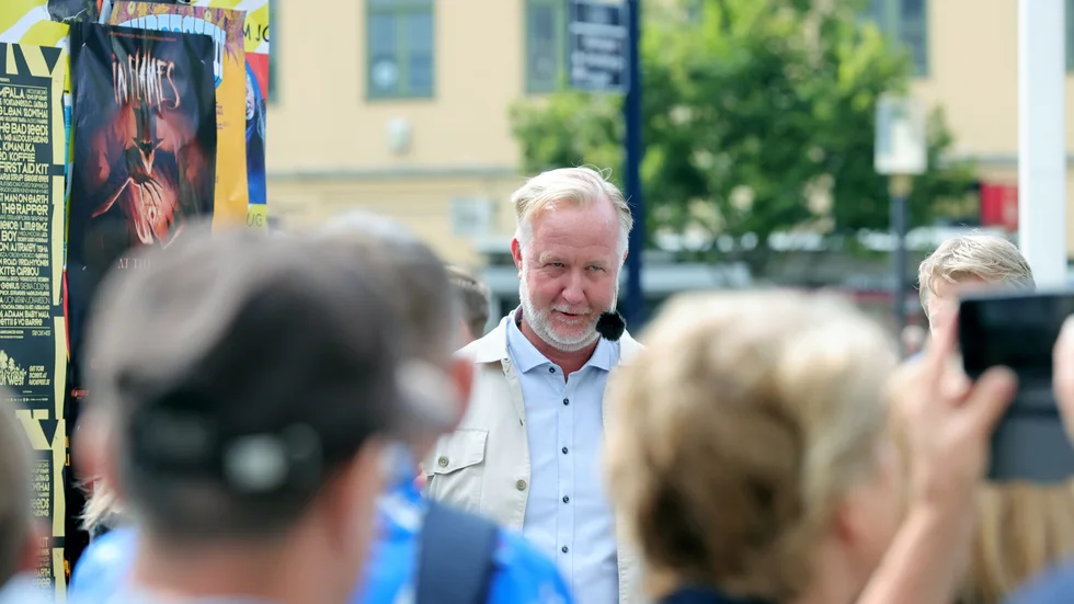 "En reflektion från Johan Pehrsons sommartal är att det som under Björklunds tid kallades batong- eller kravliberalism nu presenteras som självklarheter. Pluggskola, kärnkraft, starkt försvar och hårdare tag mot brottsligheten har blivit partiets mittenlinje. Den inre vänsteroppositionen har tystnat – åtminstone tillfälligt", konstaterar ledarskribenten.