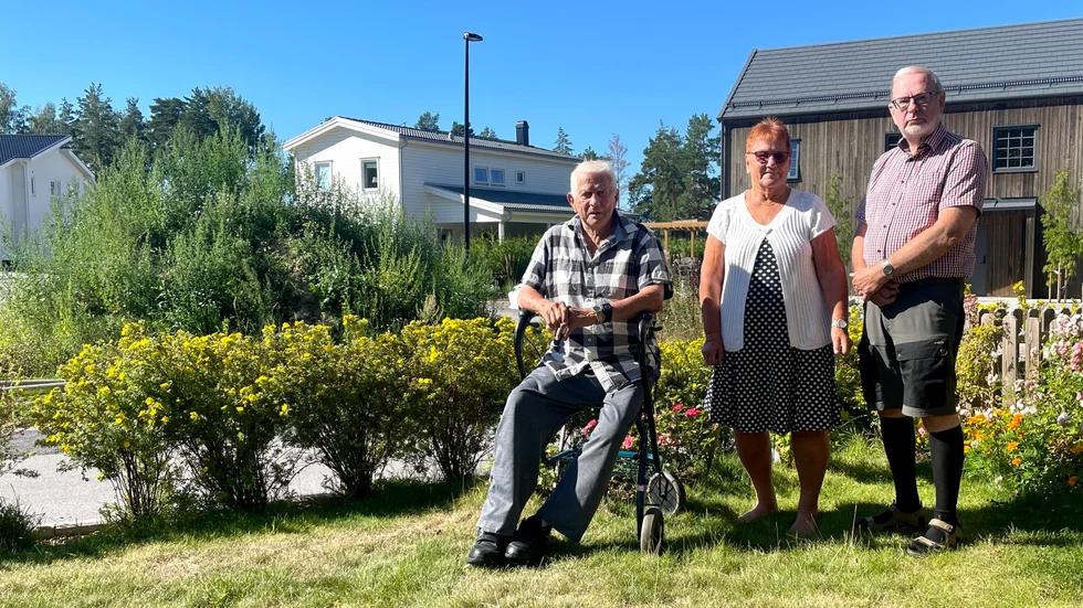 Boende på Djulö backar är inte särskilt förtjusta i kommunens jordhög. Från vänster: Lennart Gustavsson, Ulla Gustavsson och Thomas Nilsson. 