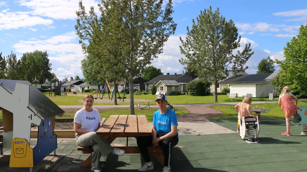 Maja Öberg och Wille Juuso kommer vara lekparksvärdar i sommar. 