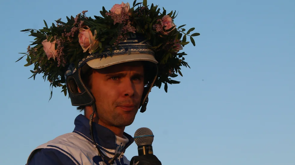Bergsåkerstränaren Daniel Wäjersten siktar på nya midsommarkransar i Skellefteå.