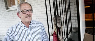Han har kontakter över hela världen