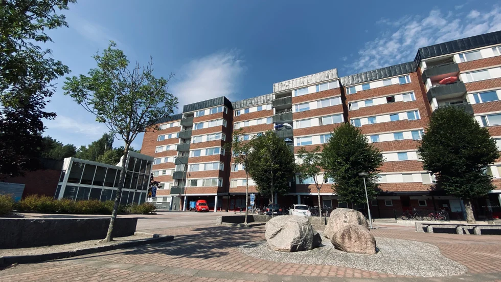 Mannen ska enligt kvinnan ha tagit sig in i hennes lägenhet i Skogsängen och vägrat gå därifrån. Kvinnan bor inte i huset på bilden.